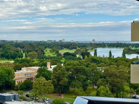 Panoramic View - Albert Park Lake & Shrine Views - Accommodation in Surfers Paradise 0
