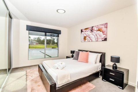 Paradise Point - Entire Home In Clarence Point, Tasmania Australia, 10 Guests 7 Bedrooms 7 Beds 3 Baths - Accommodation in Surfers Paradise 1