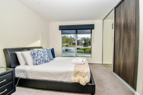 Paradise Point - Entire Home In Clarence Point, Tasmania Australia, 10 Guests 7 Bedrooms 7 Beds 3 Baths - Accommodation in Surfers Paradise 2