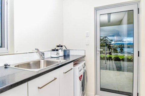 Paradise Point - Entire Home In Clarence Point, Tasmania Australia, 10 Guests 7 Bedrooms 7 Beds 3 Baths - Accommodation in Surfers Paradise 3