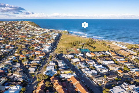 Pattys Cottage - Pet Friendly Home In Merewether - Accommodation in Surfers Paradise 0
