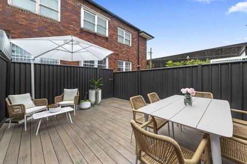 Peaceful 2 Bedroom With Private Backyard And BBQ - Accommodation in Surfers Paradise 0