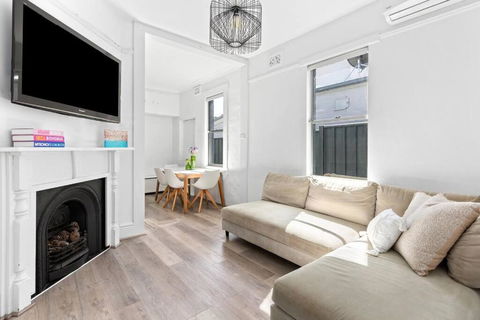 Peaceful 2 Bedroom With Private Backyard And BBQ - Accommodation in Surfers Paradise 2