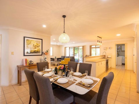 Peaceful 4B2B Sweet Home W Backyard At Springfield - Accommodation in Surfers Paradise 0