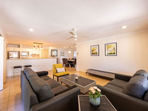 Peaceful 4B2B Sweet Home W Backyard At Springfield - Accommodation in Surfers Paradise 1