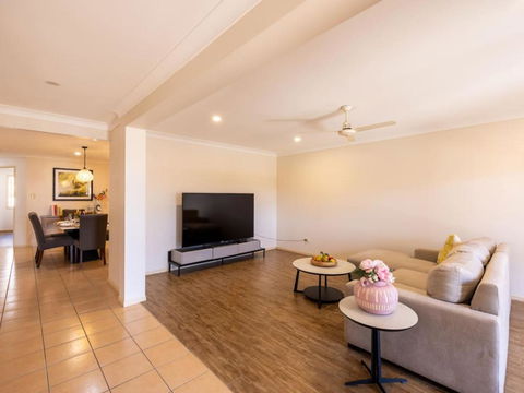 Peaceful 4B2B Sweet Home W Backyard At Springfield - Accommodation in Surfers Paradise 2
