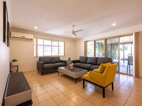 Peaceful 4B2B Sweet Home W Backyard At Springfield - Accommodation in Surfers Paradise 3