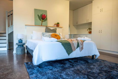 Peaceful Hills Escape: Charming 2-Story Retreat - Accommodation in Surfers Paradise 2