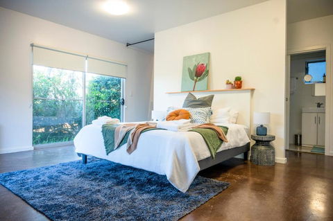 Peaceful Hills Escape: Charming 2-Story Retreat - Accommodation in Surfers Paradise 0