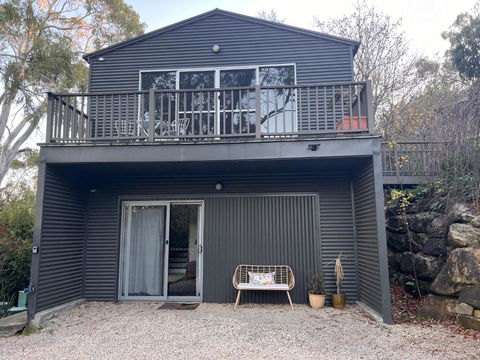 Peaceful Hills Escape: Charming 2-Story Retreat - Accommodation in Surfers Paradise 1