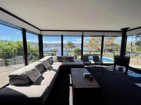 Peaceful House With Great Ocean & Mountain View - Accommodation in Surfers Paradise 0