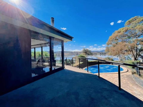 Peaceful House With Great Ocean & Mountain View - Accommodation in Surfers Paradise 1