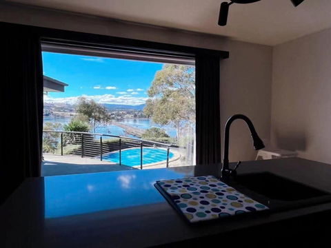 Peaceful House With Great Ocean & Mountain View - Accommodation in Surfers Paradise 2