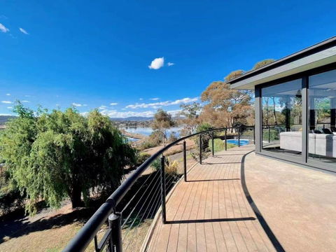 Peaceful House With Great Ocean & Mountain View - Accommodation in Surfers Paradise 3