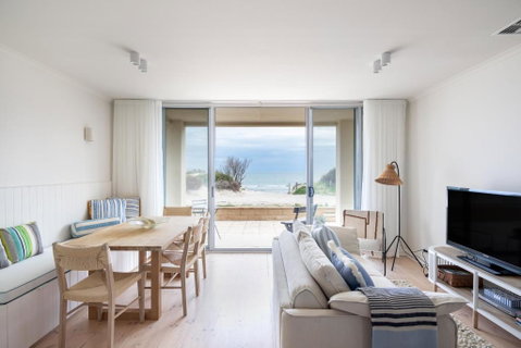 Pearl, Designer Beachfront Retreat, Semaphore Park - Accommodation in Surfers Paradise 3