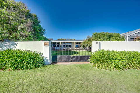 Peaceful Seaside Cottage - Accommodation in Surfers Paradise 0