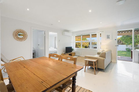 Peaceful Seaside Cottage - Accommodation in Surfers Paradise 2