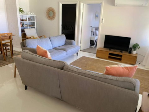 Peaceful Seaside Cottage - Accommodation in Surfers Paradise 3