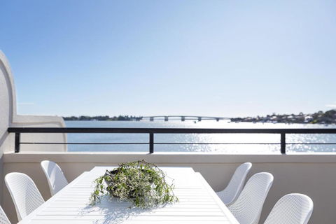 Panoramic Water View Apartment - Accommodation in Surfers Paradise 0