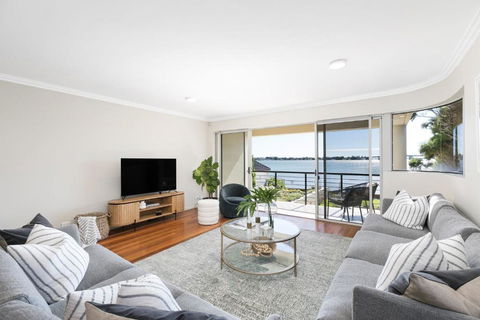 Panoramic Water View Apartment - Accommodation in Surfers Paradise 2