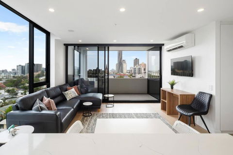 Perfect Haven In Spring Hill 2B1B And Parking - Accommodation in Surfers Paradise 0