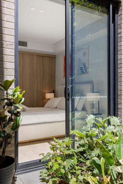 Perfect Vacation Home W Terrace & Private Garage - Accommodation in Surfers Paradise 2