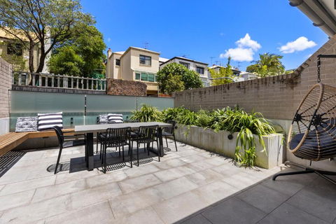 Perfect Vacation Home W Terrace & Private Garage - Accommodation in Surfers Paradise 1