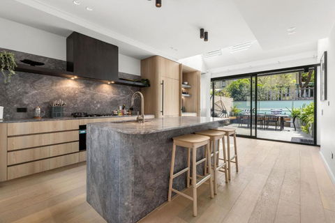 Perfect Vacation Home W Terrace & Private Garage - Accommodation in Surfers Paradise 0