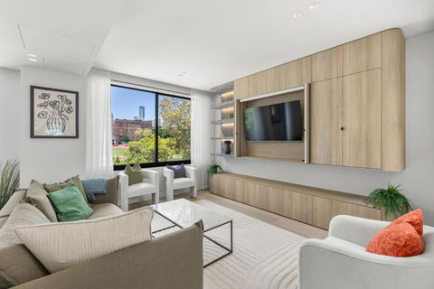 Perfect Vacation Home W Terrace & Private Garage - Accommodation in Surfers Paradise 3