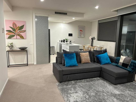 Plush Apartment On Mort - Accommodation in Surfers Paradise 0