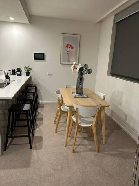 Plush Apartment On Mort - Accommodation in Surfers Paradise 2