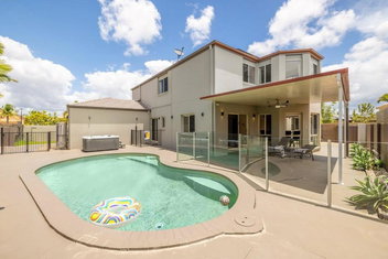 Pool Sauna Cinema Office Room 4BR Spacious House with Accommodation in Surfers Paradise