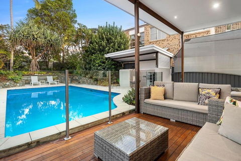 Pool Side Luxury Pet Friendly - Walk To The Beach - Accommodation in Surfers Paradise 1
