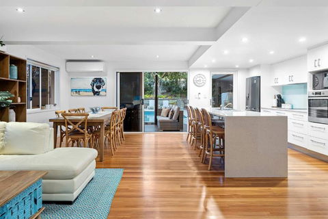 Pool Side Luxury Pet Friendly - Walk To The Beach - Accommodation in Surfers Paradise 2