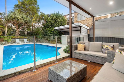 Pool Side Luxury Pet Friendly - Walk To The Beach - Accommodation in Surfers Paradise 0