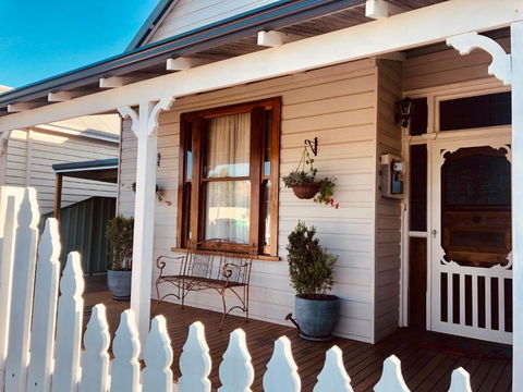 Railway Cottage - Accommodation in Surfers Paradise 2