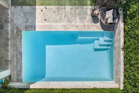 Quite Luxurious House With Pool 220m To Railway Station - Accommodation in Surfers Paradise 0