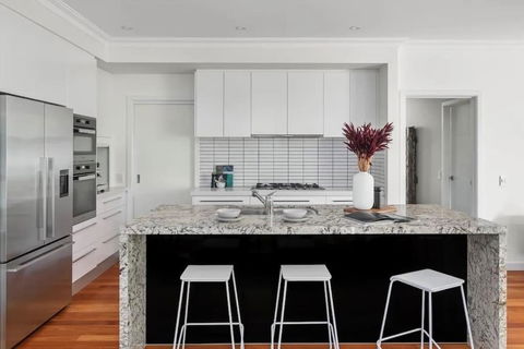 Quite Luxurious House With Pool 220m To Railway Station - Accommodation in Surfers Paradise 2