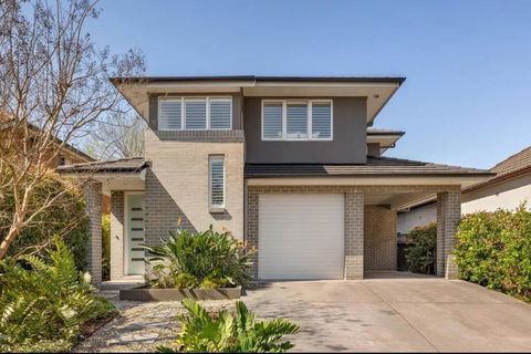Quite Luxurious House With Pool 220m To Railway Station - Accommodation in Surfers Paradise 1