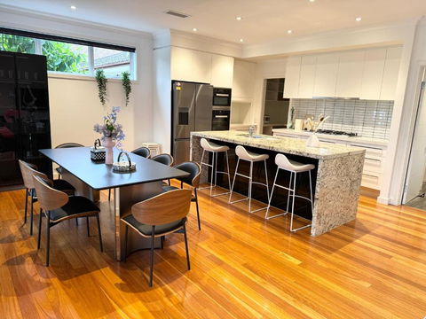 Quite Luxurious House With Pool 220m To Railway Station - Accommodation in Surfers Paradise 3