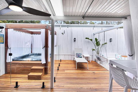 Private Outdoor Spa, Fire Pit - THE RETREAT COOLUM BEACH - Accommodation in Surfers Paradise 1