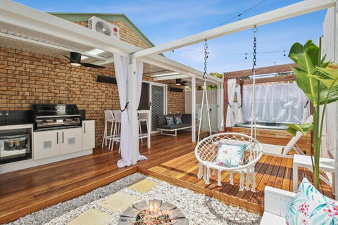 Private Outdoor Spa, Fire Pit - THE RETREAT COOLUM BEACH - Accommodation in Surfers Paradise 2