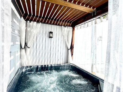 Private Outdoor Spa, Fire Pit - THE RETREAT COOLUM BEACH - Accommodation in Surfers Paradise 3