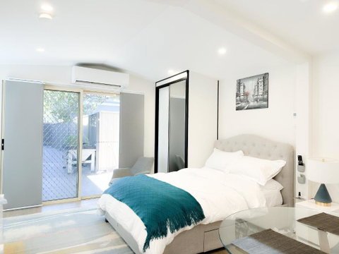 Private, Local Living Studio In Mascot, Airport - Accommodation in Surfers Paradise 0