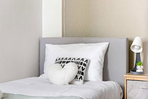 Private Single Room - Conveniently Located At Glebe - Shared Bathroom - Accommodation in Surfers Paradise 1