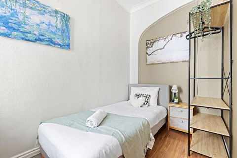 Private Single Room - Conveniently Located At Glebe - Shared Bathroom - Accommodation in Surfers Paradise 0