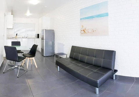 PROMO! Entire 2 Bedroom Unit Near Train Station! Free Parking & Wifi! - Accommodation in Surfers Paradise 2