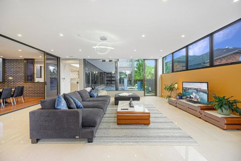 Putney Brand New Luxury House Pool & Waterview - Accommodation in Surfers Paradise 1