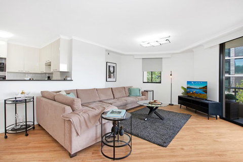 Pyrmont 2 Bed Apartment - Prime Location W Parking - Accommodation in Surfers Paradise 0