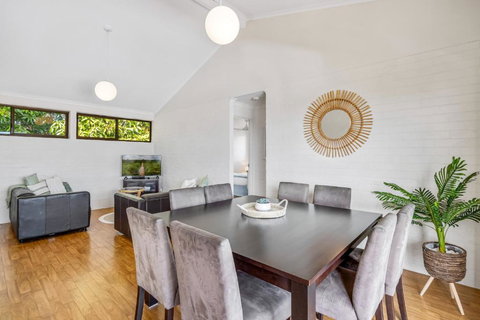 Quaint 2-Bed Beach Abode With Ocean Views - Accommodation in Surfers Paradise 1